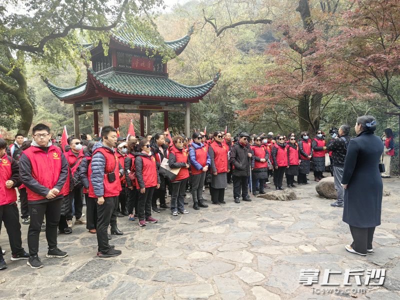盲人朋友们抵达爱晚亭后，讲解员声情并茂地向大家讲述了爱晚亭及麓山名胜的故事。
