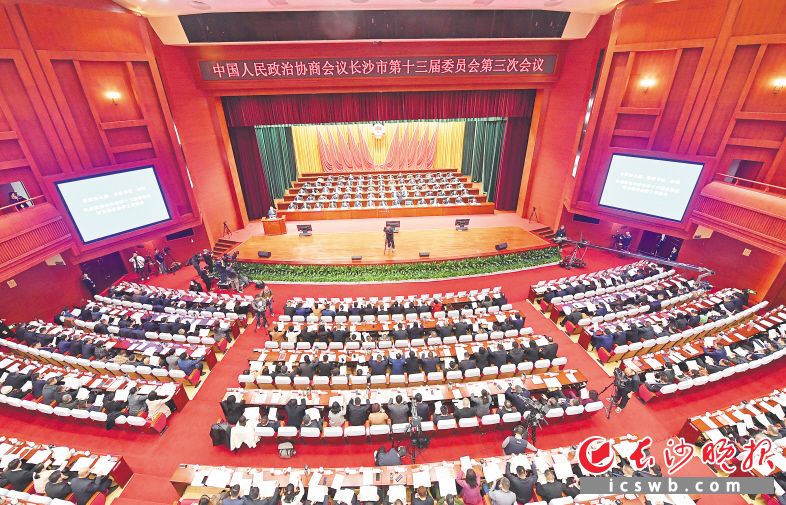 　　10日上午，中国人民政治协商会议长沙市第十三届委员会第三次会议在长沙人民会堂开幕。　　长沙晚报全媒体记者 王志伟 李锋 摄影报道