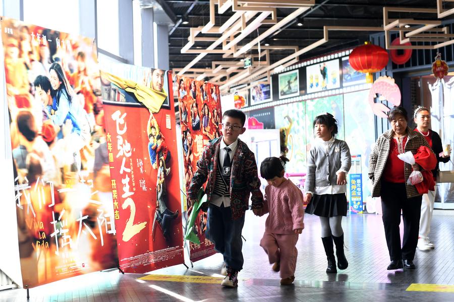 “合家欢”电影受追捧 龙年春节档