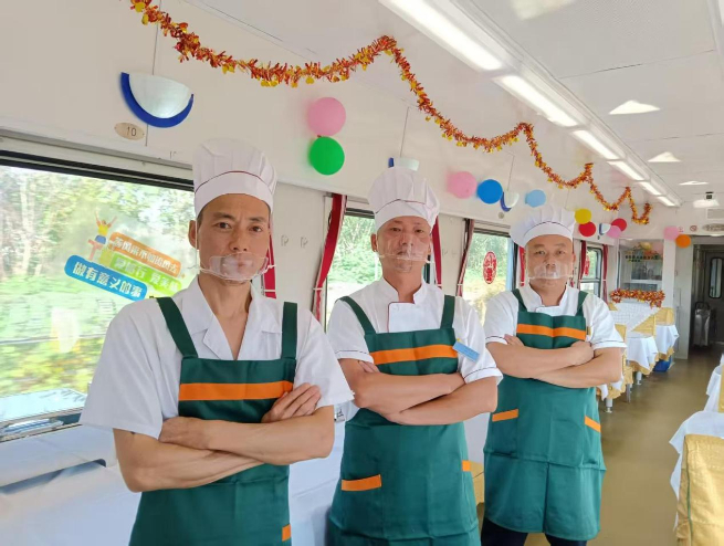 餐車變“餐廳” 湖南旅游列車推出自助餐服務