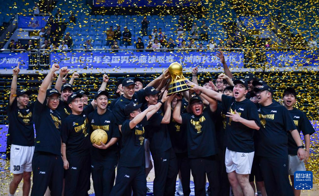 香港金牛蟬聯NBL總冠軍